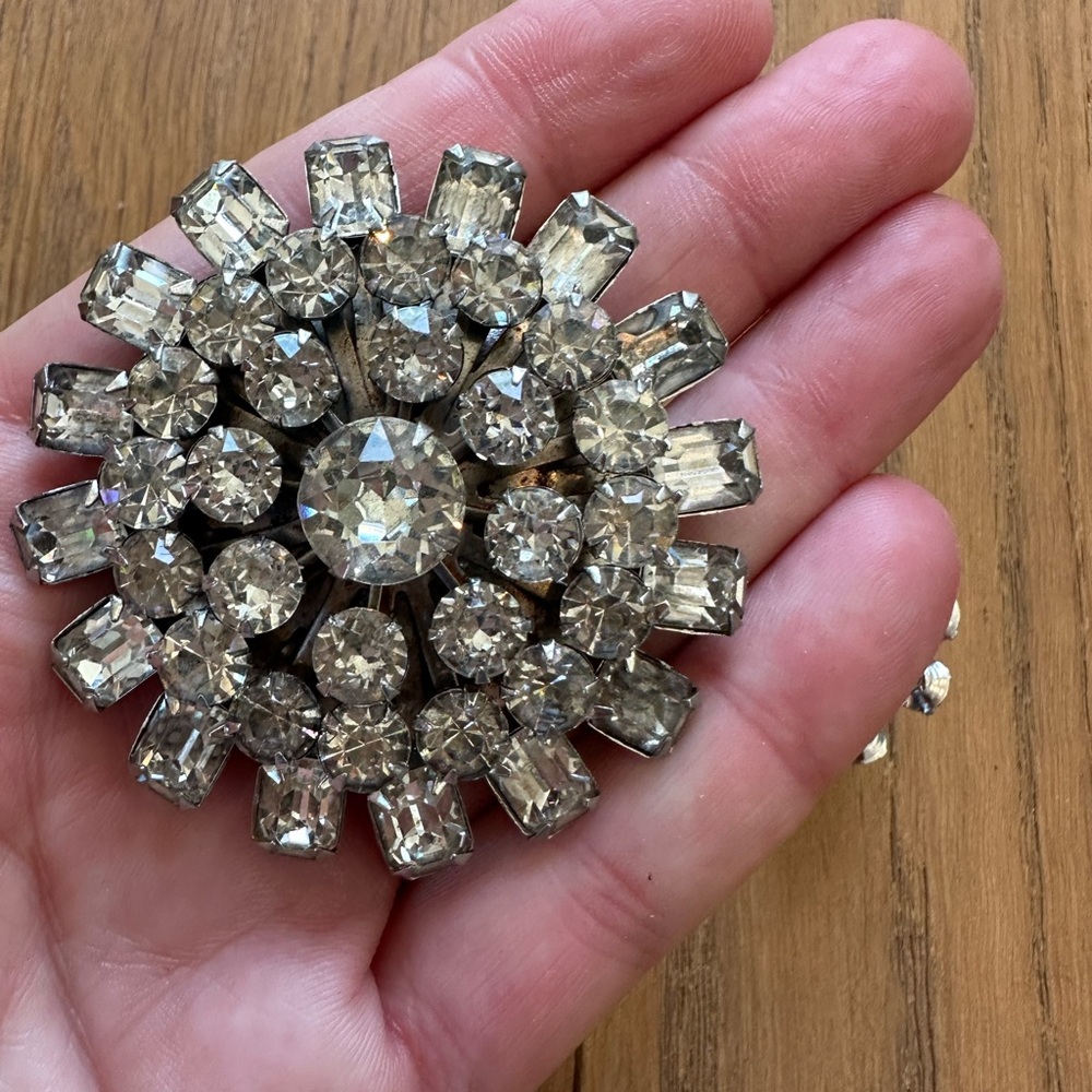 Two vintage rhinestone broaches sold as a set,  great condition. Very sparkley. - Picture 4 of 5
